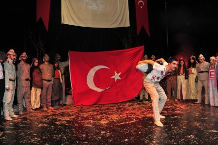 'Çanakkale’de Açan Kızıl Gelincikler' sahnelendi