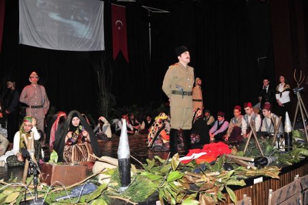 'Çanakkale’de Açan Kızıl Gelincikler' sahnelendi