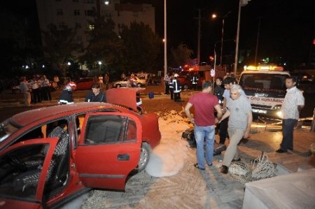 Çanakkale'de ambulans otomobile çarptı: 4 yaralı