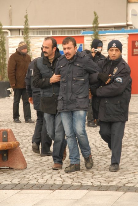 Çanakkale'de çadırlı eylem yapan iki Dev-Genç üyesi gözaltına alındı