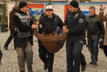 Çanakkale'de çadırlı eylem yapan iki Dev-Genç üyesi gözaltına alındı