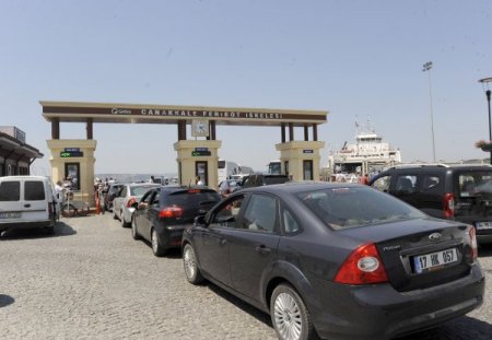 Çanakkale’de Feribot İskelesinde Araç Kuyruğu Oluştu