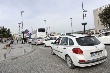 Çanakkale’de feribot kuyruğu başladı