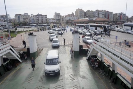 Çanakkale’de feribot kuyruğu başladı