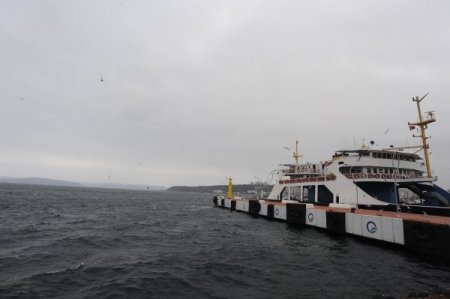 Çanakkale'de fırtına feribot seferlerini iptal ettirdi