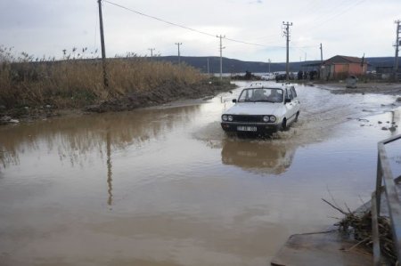 Çanakkale'de fırtına: Tekneler battı, yollar göle döndü
