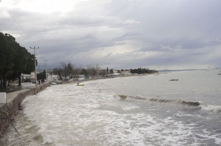 Çanakkale'de fırtına: Tekneler battı, yollar göle döndü