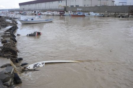 Çanakkale'de fırtına: Tekneler battı, yollar göle döndü