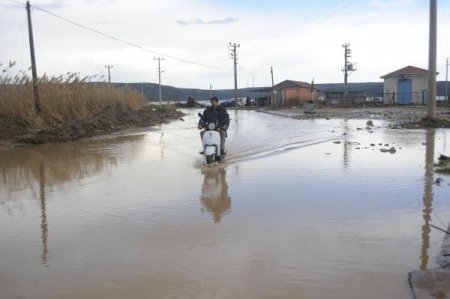 Çanakkale'de fırtına: Tekneler battı, yollar göle döndü
