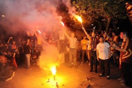 Çanakkale'de GS taraftarı elinde bayraklarla şampiyonluğu kutladı