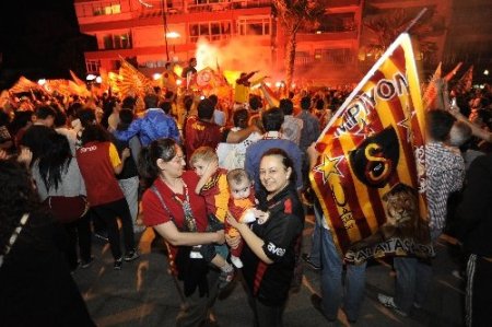 Çanakkale'de GS taraftarı elinde bayraklarla şampiyonluğu kutladı