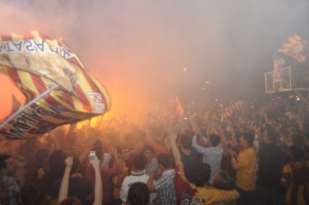 Çanakkale'de GS taraftarı elinde bayraklarla şampiyonluğu kutladı