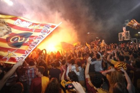 Çanakkale'de GS taraftarı elinde bayraklarla şampiyonluğu kutladı