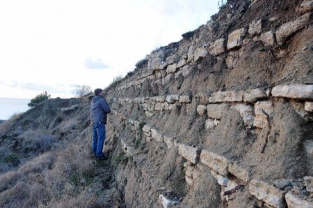 Çanakkale'de heyelan, tarihi yapıyı ortaya çıkardı