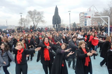 Çanakkale'de kadınlar şiddete karşı dans etti