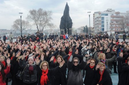 Çanakkale'de kadınlar şiddete karşı dans etti