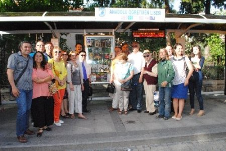 Çanakkale'de otobüs durağına kitaplık yapıldı