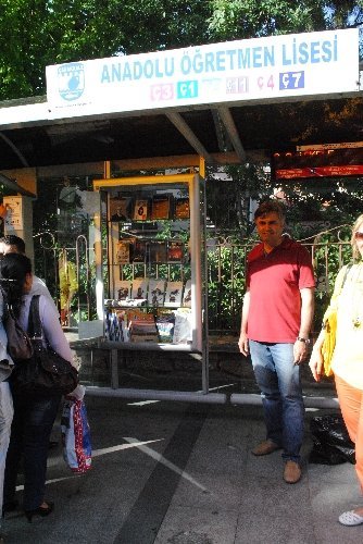 Çanakkale'de otobüs durağına kitaplık yapıldı