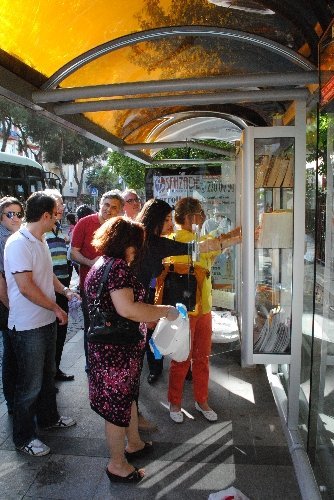 Çanakkale'de otobüs durağına kitaplık yapıldı