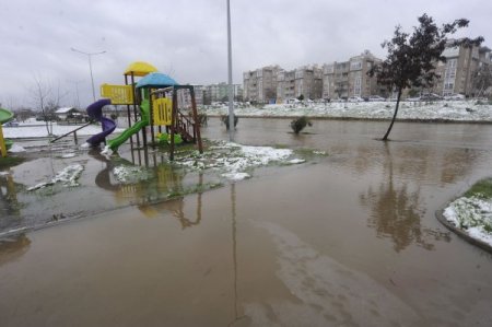 Çanakkale'de Sarıçay taştı, park sular altında kaldı
