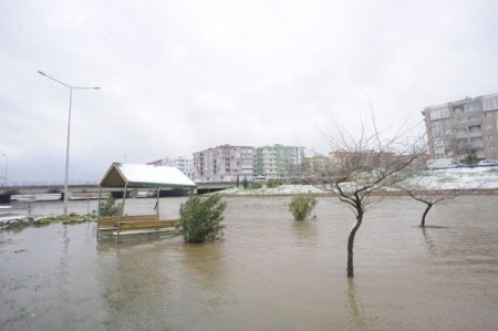Çanakkale'de Sarıçay taştı, park sular altında kaldı