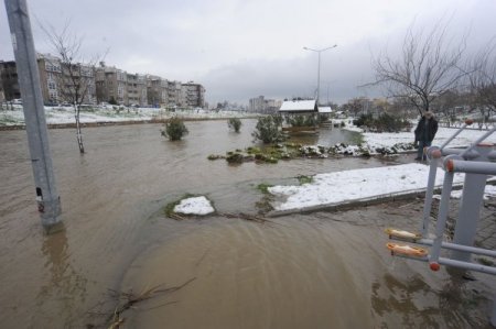 Çanakkale'de Sarıçay taştı, park sular altında kaldı