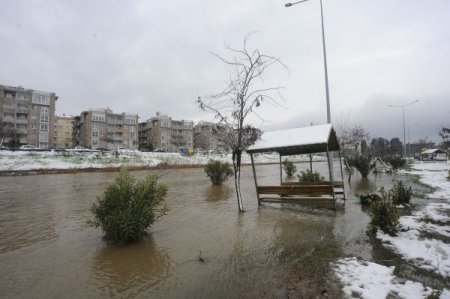 Çanakkale'de Sarıçay taştı, park sular altında kaldı