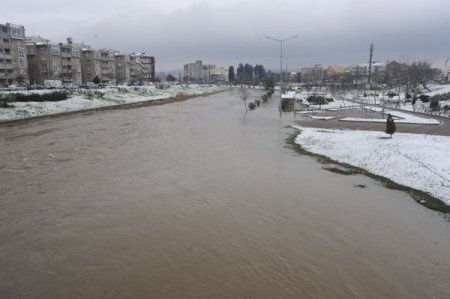Çanakkale'de Sarıçay taştı, park sular altında kaldı