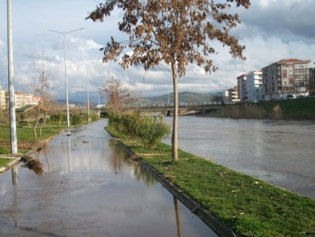 Çanakkale'de Sarıçay taştı
