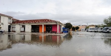 Çanakkale'de yağmur günlük hayatı olumsuz etkiliyor
