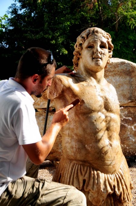 Çanakkale’deki Parion Kazısında 'At Adam' Heykeli Bulundu