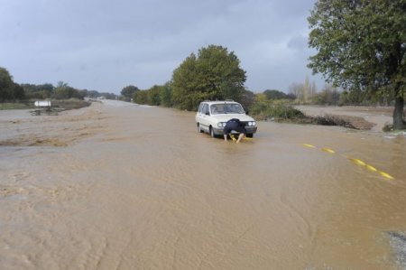 Çanakkale’deki selde 3 kişi mahsur kaldı