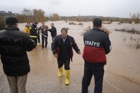 Çanakkale’deki selde 3 kişi mahsur kaldı
