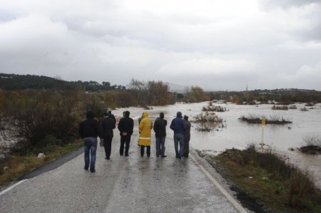 Çanakkale’deki selde 3 kişi mahsur kaldı