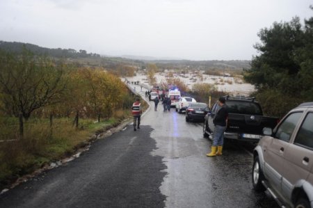 Çanakkale’deki selde 3 kişi mahsur kaldı