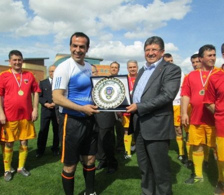 Candan Erçetin, özel harekat timinin namlusuna karanfil taktı