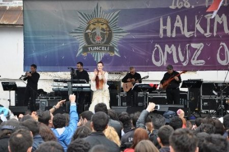 Candan Erçetin Tuncelileri coşturdu