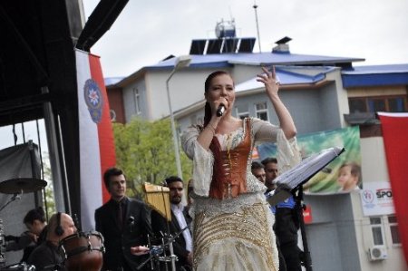 Candan Erçetin Tuncelileri coşturdu