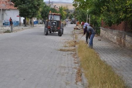 Çandır Belediyesi Kaldırım Temizleme Çalışmasına Başladı