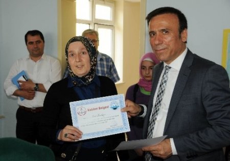 Canik'te aile okulunu tamamlayan 20 anne sertifikasını aldı