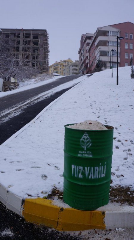 Çankaya Belediyesi, karla mücadeleye tuz varilli çözüm üretti