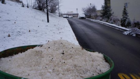 Çankaya Belediyesi, karla mücadeleye tuz varilli çözüm üretti