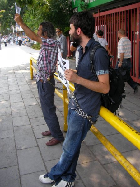 Çankaya Belediyesi Önüne Kendini Zincirleyen İşportacılar Gözaltına Alındı (2)