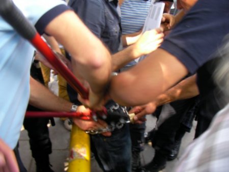 Çankaya Belediyesi Önüne Kendini Zincirleyen İşportacılar Gözaltına Alındı (2)