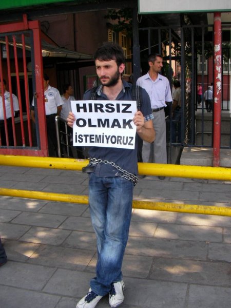 Çankaya Belediyesi Önüne Kendini Zincirleyen İşportacılar Gözaltına Alındı (2)