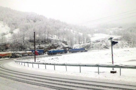 Cankurtaran yolunda kar geçit vermiyor