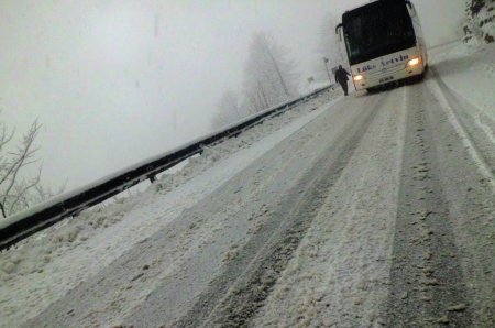 Cankurtaran yolunda kar geçit vermiyor