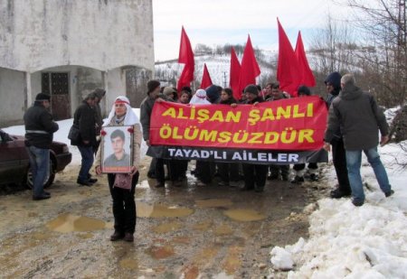 Canlı bombanın ailesi kabul etmedi, TAYAD üyelerinin çiçekleri ellerinde kaldı