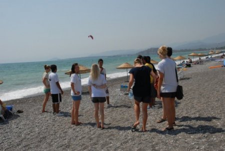Caretta Yavruları Denize Ulaşsın Diye Nöbet Tutuyorlar