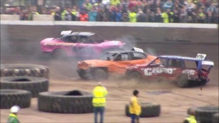 Çarpışan araçların içinde ölümle burun buruna yarışıyorlar